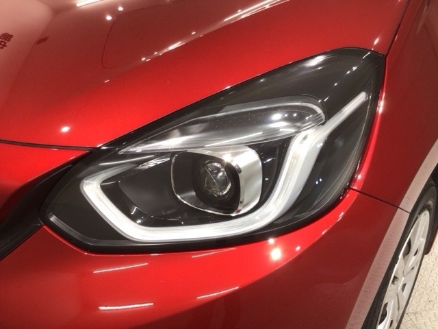 LEDヘッドライトは、点灯の瞬間から最大光量を発揮し、突然暗くなるトンネルなどでの安定感を高めます。