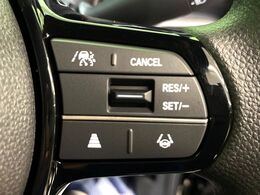 【ホンダセンシング】走行中に前方の車両等を認識し、衝突しそうな時は警報とブレーキで衝突回避と被害軽減をアシスト。より安全にドライブをお楽しみいただけます。