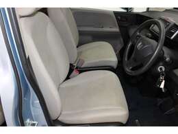 ゆったりとした運転席、助手席です。いろんな人のドライブポジションに合います。