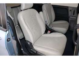 セカンドシートはセンターウォークスルーでサードシートへ移動も楽々