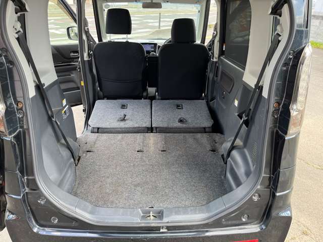 シートを倒せば、たくさん荷物を詰めて便利です！
