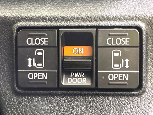 【両側パワースライドドア】スマートキーや運転席のスイッチで後席両側スライドドアの開閉が可能♪電動だから力を入れてドアを開ける必要が無く、小さなお子様でも簡単に開け閉めでき快適です♪