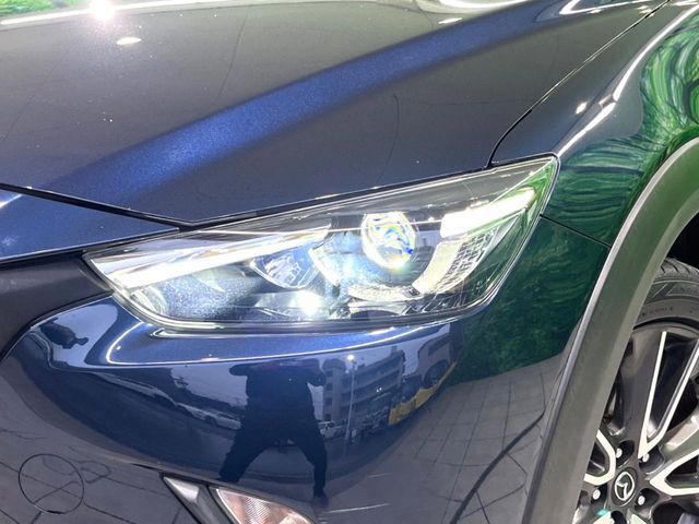 【LEDヘッドライト】悪天候や夜間走行時も良好な視界を確保し安心して運転できる高輝度LEDヘッドライトを装備！点灯速度が早く、消費電力も抑えられています。