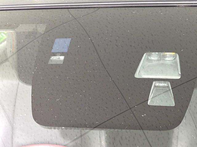 【i-ACTIVESENSE】走行中に前方の車両等を認識し、衝突しそうな時は警報とブレーキで衝突回避と被害軽減をアシスト。より安全にドライブをお楽しみいただけます。