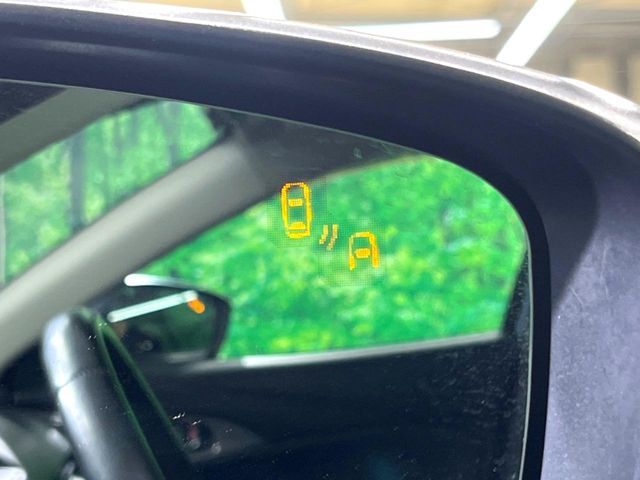 【ブラインドスポットモニタリング】走行中、ドアミラーの死角になりやすい箇所に後続車が接近するとサイドミラー付近に警告を表示、ドライバーに注意喚起をしてくれます。