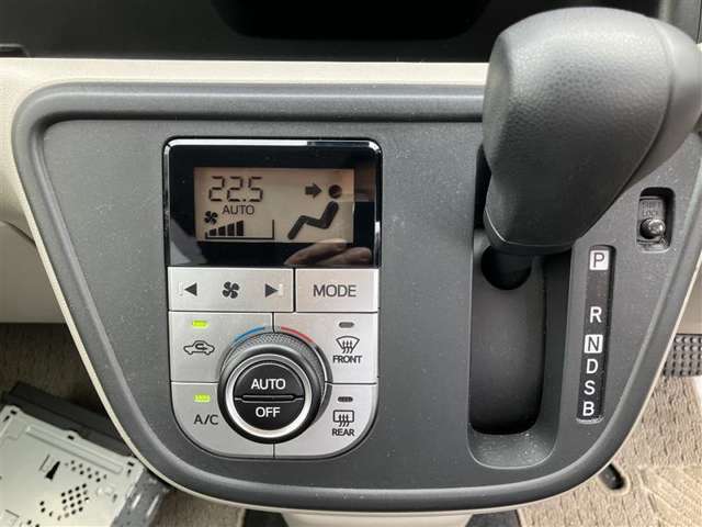 オートエアコンなので、お好みの温度に設定するだけで車内を快適空間にしてくれます。
