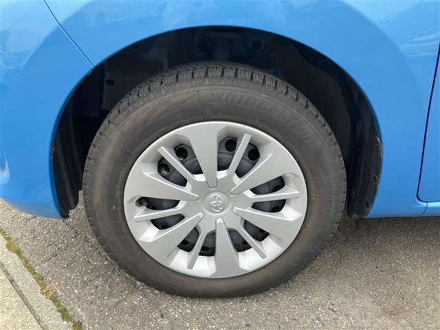 純正スチールホイール。タイヤサイズは165/65R14、現在は冬タイヤ装着で残り溝は約5ミリです