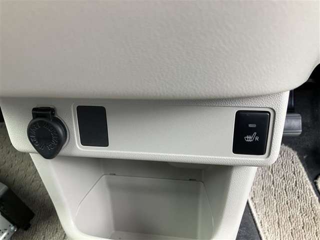 運転席シートヒーター付いてます。寒い日に助かります