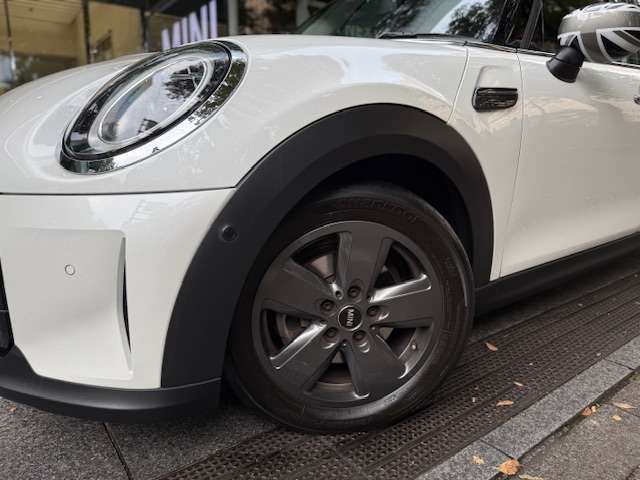 純正オプションの16インチリヴォレットアルミ・左まえ