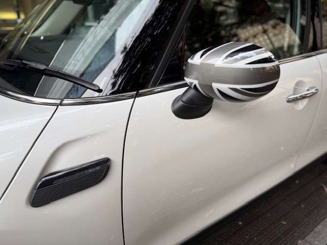 純正オプションのブラックジャックミラー