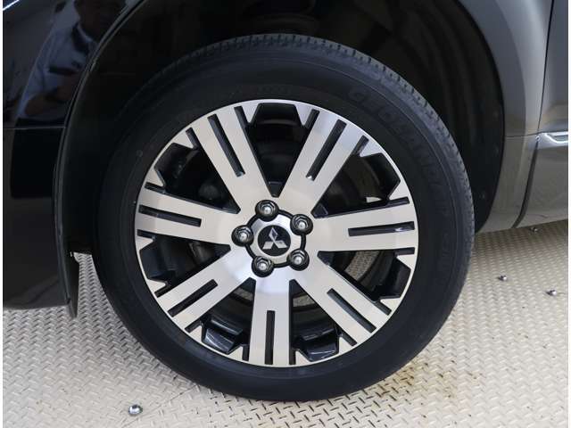 三菱純正アルミホイール装着！タイヤサイズは、225/55R18です