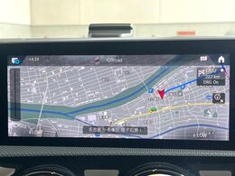 ●純正ナビ:一体感のあるナビは、高級感ある車内を演出してくれます。Bluetooth再生などオーディオ機能も充実しておりますので、運転もより楽しめます♪