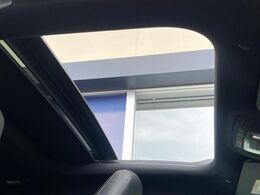 ●パノラミックスライディングルーフ：：大迫力のパノラマルーフは、後部座席にまで続いており、開放的な空間をお楽しみいただけます。