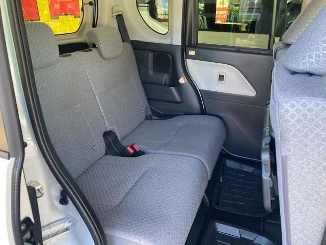 後部座席も十分な広さがあります！シートを倒せば荷物もさらに沢山積めますね♪