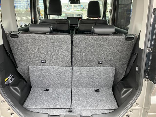 バックドアは上開き跳ね上げ式で、開口も広め！レジャーやショッピングの荷物も積みやすそうですね！
