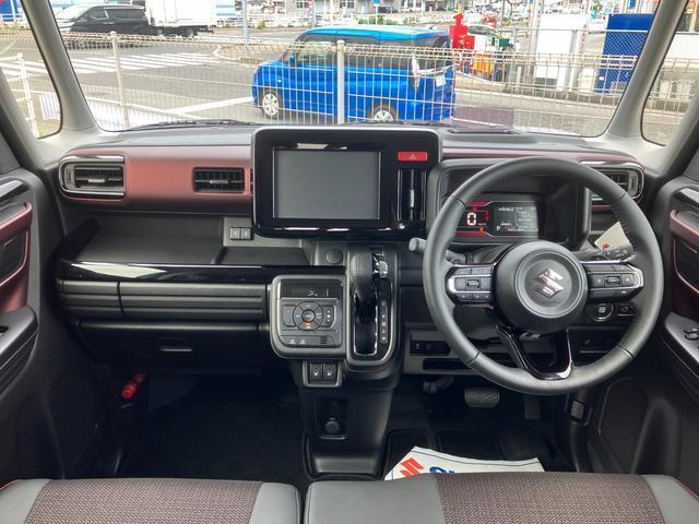 ブラックを基調としたクールデザイン。インパネシフト、フットブレーキで足元や運転席のスペースも広々。