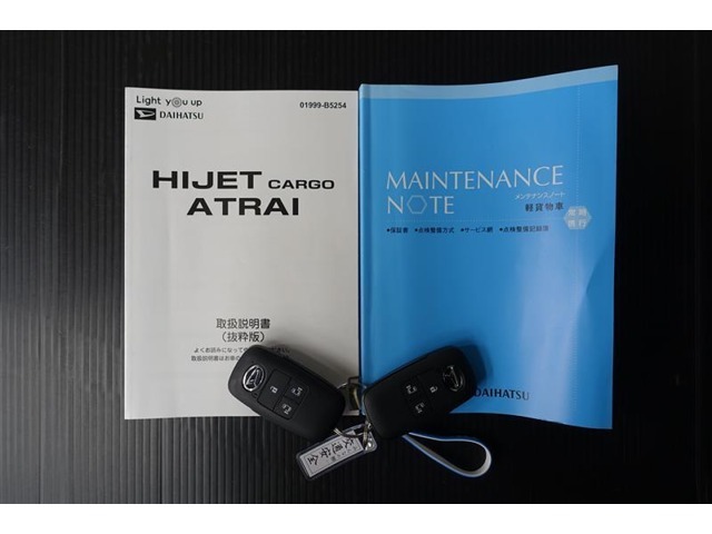 メンテナンスノート、取扱説明書付いています！おクルマの情報が、ギュッと凝縮★　今までの整備記録が記載されている、大事な物です★