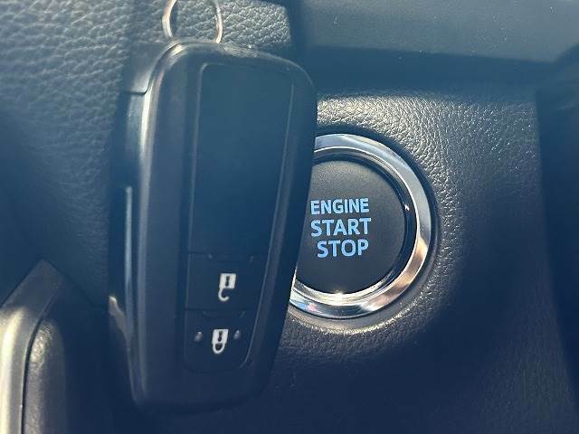【スマートキー・プッシュスタート】キーを身につけている状態であれば、ドアに付いているスイッチを押すだけで、ドアロックの開閉ができる機能。エンジン始動も便利ですね♪