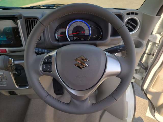 ★ハンドル★ハンドル擦れもなくメーターまわりもすっきりしております。ガラスも広く視界も良くなり運転しやすいコンディションになっております(*^_^*)もちろんエアバックも付いており安心してお乗り頂けます♪