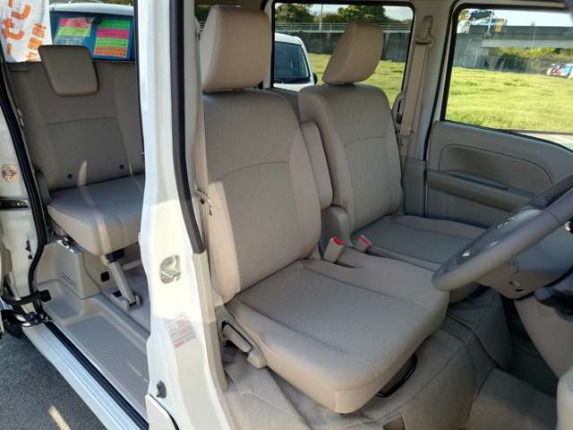 ★フロントシート★は綺麗・清潔に仕上げております。オイル交換サービス中♪オイル交換＆定期点検無料（＊＾＿＾＊）九州運輸局長指定の自社工場あります（＊＾＿＾＊）当社の2級整備士にお任せください！！