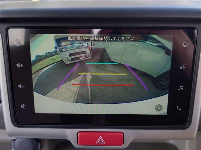 ★バックカメラ★駐車時に後方がリアルタイム映像で確認できます♪大型商業施設や立体駐車場での駐車時や、夜間のバック時に大活躍！運転スキルに関わらず、今や必須となった装備のひとつですよ(*^^)v