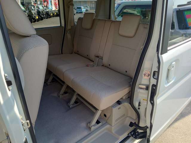 ★後部座席★リアシートも当然、綺麗・清潔に仕上げております。内装の綺麗なお車は気持ちが良いですし、コンディションのいい車が多いです。前のユーザーが丁寧に使っていた証拠です！！