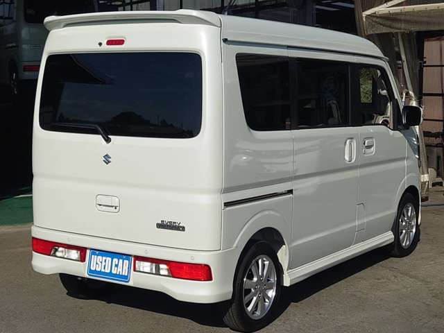 ★右斜め後ろからの一枚です★納車前にはバッチリ仕上げをしてご納車しております！商談時に小キズや線キズなど気になる所があればお気軽にご相談下さい♪内装の写真も是非ご覧ください♪