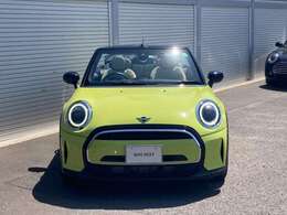 フロントマスクはどこからみてもMINIとわかるスタイルです