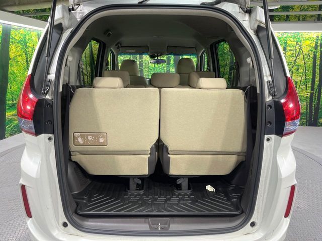 普段のお買い物や通勤、送迎等に十分な荷室スペースを確保しております。セカンドシートを倒すと、大きな荷物の積載も可能です♪