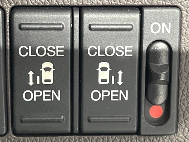 【両側パワースライドドア】スマートキーや運転席のスイッチで後席両側スライドドアの開閉が可能♪電動だから力を入れてドアを開ける必要が無く、小さなお子様でも簡単に開け閉めでき快適です♪