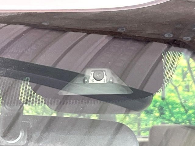 【ホンダセンシング】走行中に前方の車両等を認識し、衝突しそうな時は警報とブレーキで衝突回避と被害軽減をアシスト。より安全にドライブをお楽しみいただけます。