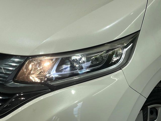 【LEDヘッドライト】悪天候や夜間走行時も良好な視界を確保し安心して運転できる高輝度LEDヘッドライトを装備！点灯速度が早く、消費電力も抑えられています。