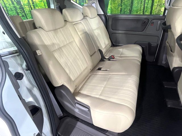 後部座席も気になるようなキズ・汚れやへたり等、大きなダメージはなく、良好な状態です。