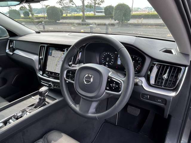 LIBERALAは輸入車と本を愛される方々に少しだけ上質な時間が過ぎていくように、落ち着きのある空間をご用意しております。あなたにぴったりな少しハイセンスな図書館に遊びにいらしてください。