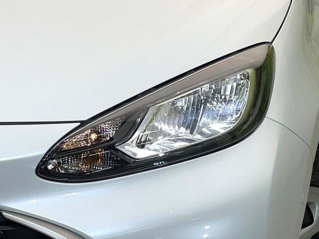 【LEDヘッドライト】悪天候や夜間走行時も良好な視界を確保し安心して運転できる高輝度LEDヘッドライトを装備！点灯速度が早く、消費電力も抑えられています。