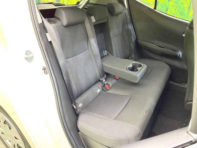 後部座席も気になるようなキズ・汚れやへたり等、大きなダメージはなく、良好な状態です。