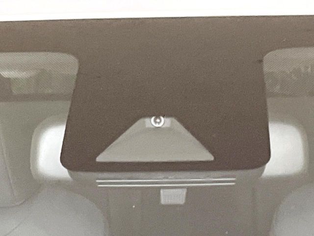 【トヨタセーフティセンス】走行中に前方の車両等を認識し、衝突しそうな時は警報とブレーキで衝突回避と被害軽減をアシスト。より安全にドライブをお楽しみいただけます。