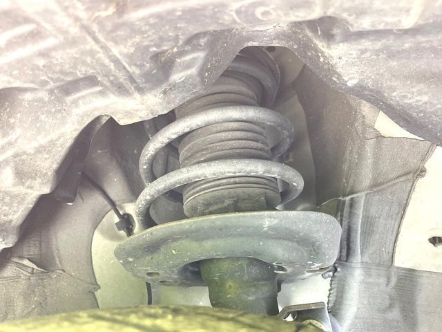 お車を安心してお乗りいただく為には、足回りの定期点検が欠かせません。サービスサポート（有償保証）では無料点検もご提供しており、安心のカーライフをお過ごしいただけるサポート体制が整っています。