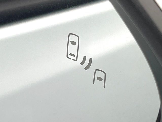 【ブラインドスポットモニター】走行中、ドアミラーの死角になりやすい箇所に後続車が接近するとサイドミラーのレンズに警告を表示！ドライバーに注意喚起をしてくれます。