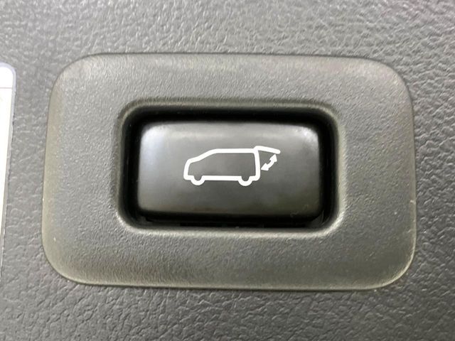 【パワーバックドア】スマートキーや運転席のボタンを押すだけでリアゲートが自動で開閉します！荷物を持っている時や、高い位置にあるバックドアを閉める際に便利な機能です♪
