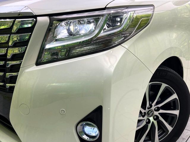 【LEDヘッドライト】悪天候や夜間走行時も良好な視界を確保し安心して運転できる高輝度LEDヘッドライトを装備！点灯速度が早く、消費電力も抑えられています。
