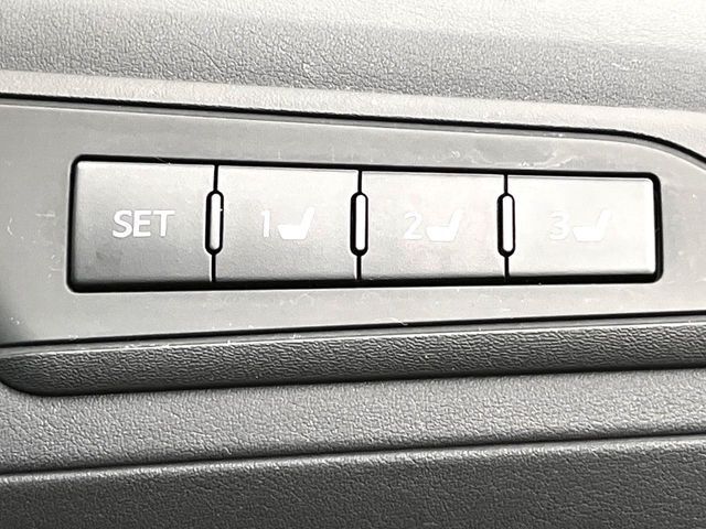 【メモリー機能付きパワーシート】ドライバーごとに設定したシート位置を記憶して、ボタン一つで切り替えできる便利な機能！運転する方が複数名いらっしゃるご家庭におすすめです♪