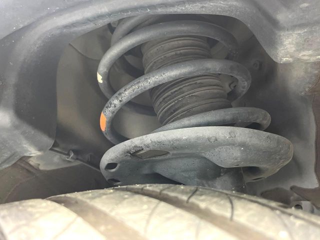 お車を安心してお乗りいただく為には、足回りの定期点検が欠かせません。サービスサポート（有償保証）では無料点検もご提供しており、安心のカーライフをお過ごしいただけるサポート体制が整っています。