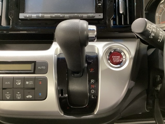 CVT車のセレクトレバーです。低速から高速まで、変速ショックのないスムーズな走りを実現するとともに、エンジン効率のよい領域を維持することで燃費にも貢献します。