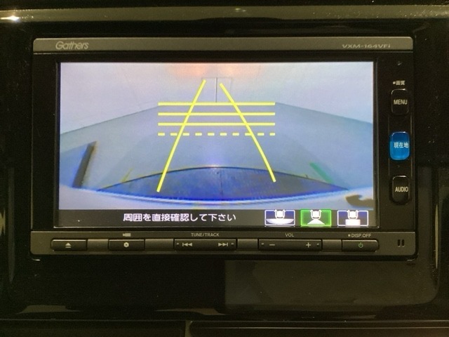 バックでの車庫入れも安心です！　リアカメラが付いているバックモニター付のナビを装備しております。操作線もついており距離感も画面から確認できます。