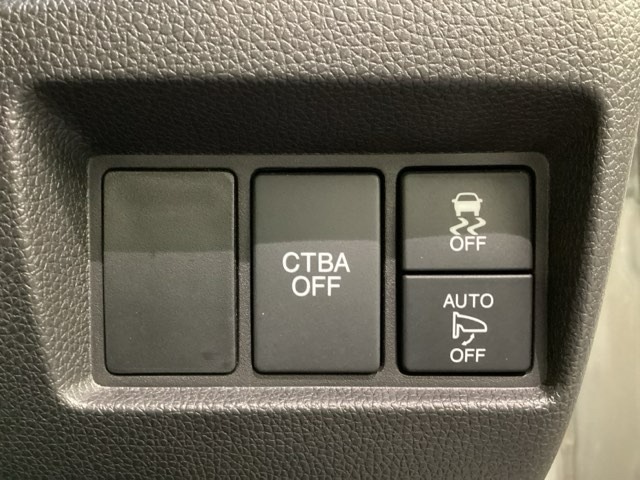 ハンドルの右側には安全装備の、CTBA（シティブレーキアシストシステム）とVSA（ABS＋TCS＋横滑り抑制）の解除スイッチがついています。
