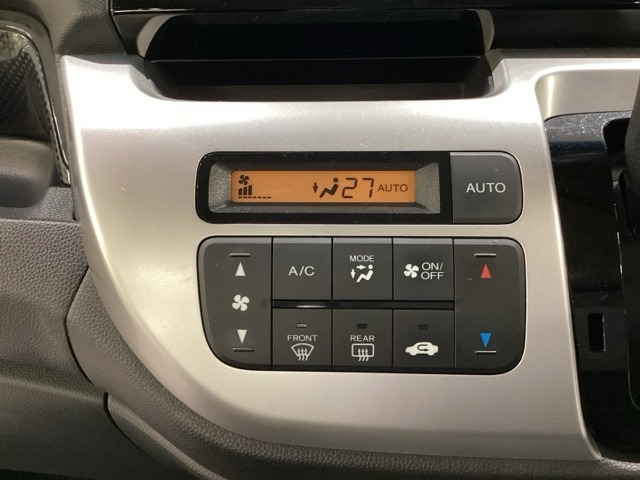 セレクトレバーの左側にオートエアコンがついてますので、お好みの温度をセットするだけで風の強さや風量を自動で調整します。スイッチも簡単操作で快適に過ごせます。