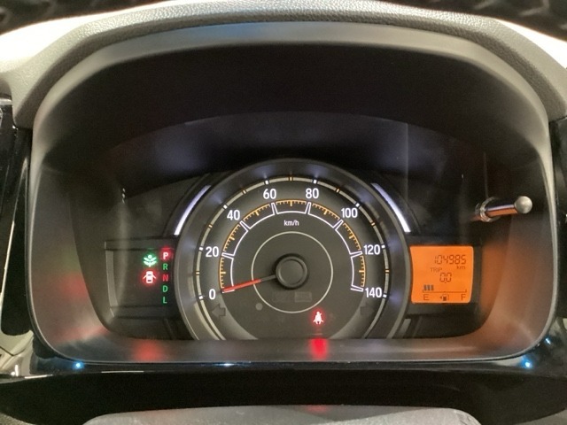 スピードメーターを大きく配した見やすいメーター部になっています。右側のインフォメーション画面でオドメーターや燃費などの情報を確認できます。