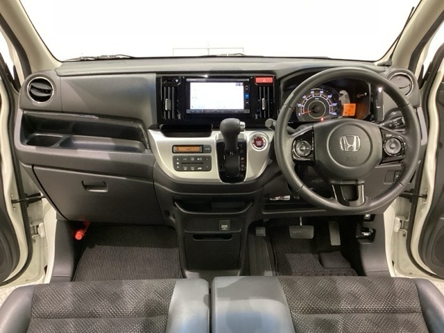 車内は光触媒抗菌消臭施工済です。インパネ周りはスタイリッシュなデザインです。グローブボックスやカップホルダーのほかにトレーなどたくさんの収納スペースが付いています。