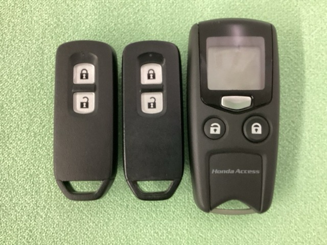 スマートキーを装備しています。鍵を差し込むことなくドアロックの開け閉めと、スタートボタン操作でのエンジンスタートができます。加えて、純正リモコンエンジンスターター用の操作キーもついています。